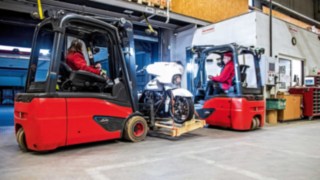 Emons handles between 850 and 1,100 shipments during the early shift. Linde Material Handling electric forklift trucks in operation at Emons