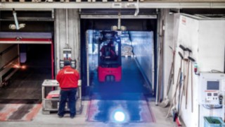 The Linde E16s facilitate precise load handling in the tightest of spaces thanks to dual-pedal control. Safe load handling in confined spaces with electric forklift trucks from Linde Material Handling