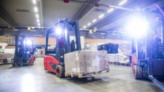 E20 electric forklift trucks from Linde transport goods in Emons’ warehouse