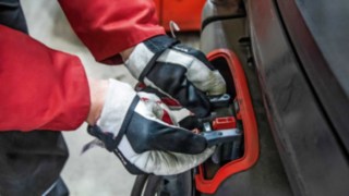 The 16.3 kWh lithium-ion batteries receive interim charging during breaks. Fast charging thanks to lithium-ion technology from Linde Material Handling