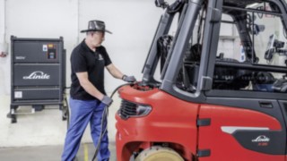 Employee loads the X35 electric forklift from Linde