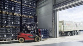 X35 electric forklift truck from Linde transports drinks crates in the Ensinger warehouse