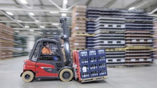 X35 electric forklift truck from Linde transports drinks crates in the Ensinger warehouse