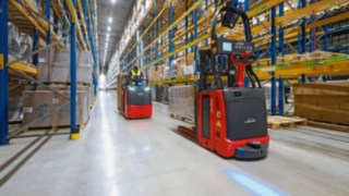 The Linde R-MATIC in a wide aisle