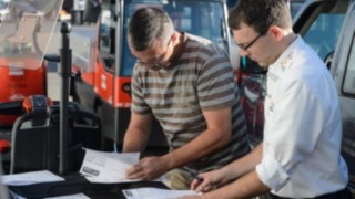 A Linde employee goes through the handover report for rental trucks with Johannes Kratzel A Linde employee goes through the handover report for rental trucks with Johannes Kratzel