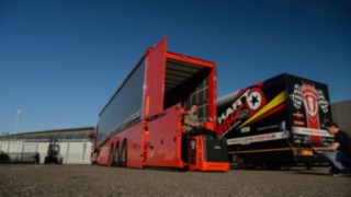 Linde Material Handling offers a range of solutions to deal with fluctuating vehicle utilization, including for the 3PL industry. Hire fleets from Linde Material Handling are delivered and unloaded via HGV.