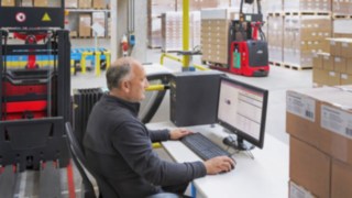 The L-MATIC from Linde reliably and unerringly finds its way, even if the production and warehousing environment has changed. 