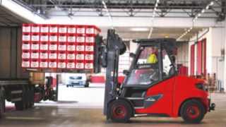 The lithium-ion forklift E80 from Linde Material Handling loading a truck The lithium-ion forklift E80 from Linde Material Handling loads a truck with Früh Kölsch