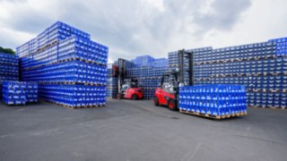 The Linde E80 electric forklift truck at Gerolsteiner The Linde E80 electric forklift truck at Gerolsteiner