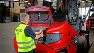 The Linde electric forklift trucks are reliable even in nonstop operation at Gerolsteiner, thanks to their Li-ION batteries.