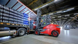 The Linde E80 at the supply and clearance point of the bottling plant at Gerolsteiner