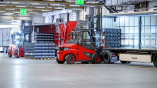 The low noise emissions from the Linde E80 make for pleasant working conditions in the loading hall. The low noise emissions from the Linde E80 make for pleasant working conditions in the loading hall.