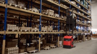Linde Material Handling V10 vertical order picker in the warehouse of Reinheim-based Grass GmbH An employee working in the warehouse of Reinheim-based Grass GmbH with a Linde Material Handling V10 vertical order picker.