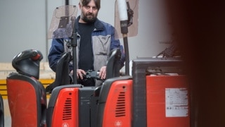 Staff of Gusto AG charges order picker with lithium-ion battery Staff of Gusto AG charges order picker with lithium-ion battery