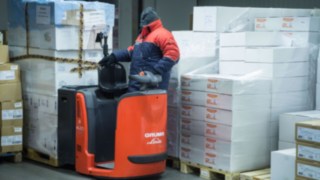 Order picker from Linde Material Handling in use in the cold storage of Gusto AG