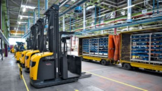 Automated R-MATIC reach truck from Linde Material Handling in use at Heidelberger Druckmaschinen AG
