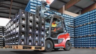 Linde Material Handling H35 IC truck in use in the beverage industry