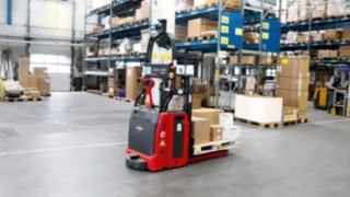 L-MATIC by Linde Material Handling transports goods in the HOLTER warehouse