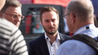 Alexander Schmidt and Fabian Scherer in conversation with trade fair visitors at Inter Aiport 2017