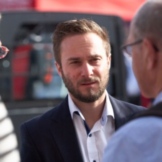 Alexander Schmidt and Fabian Scherer in conversation with trade fair visitors at Inter Aiport 2017