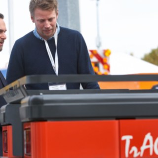 Fabian Scherer explains Linde's logistics trains to customers for ground handling at Inter Airport