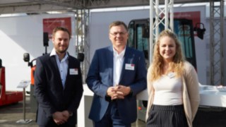 roup photo of Linde experts Fabian Scherer, Alexander Schmidt and Sophia Bock at the Inter Airport Messe 2017 in Munich