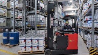 Linde MH R14 EX reach truck with explosion protection in the Inver GmbH warehouse.