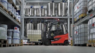 Linde MH E25 EX electric counterbalance truck with explosion protection in the Inver GmbH warehouse.