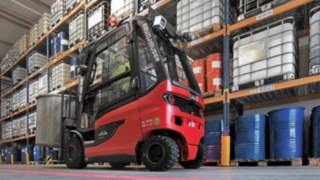 Linde MH E25 EX electric counterbalance trucks with explosion-protection in the Inver GmbH warehouse.