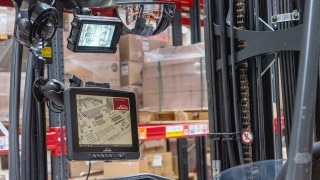 Linde MH warehouse management software on the truck’s display.