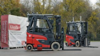 Two autonomous counterbalance trucks from Linde MH in outdoor use