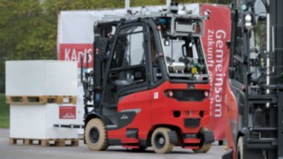 Autonomous counterbalanced truck from Linde in outdoor use.