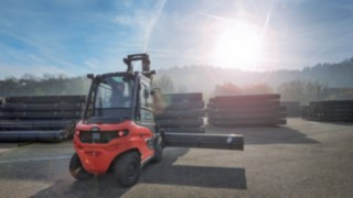 The electric forklift trucks from Linde Material Handling can even cope with repeatedly driving up- and downhill without any difficulty. The electric forklift trucks from Linde Material Handling can even cope with repeatedly driving up- and downhill without any difficulty.