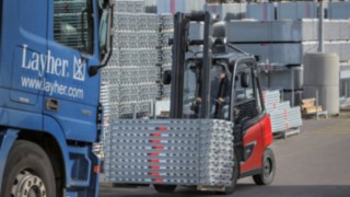 Wilhelm Layher GmbH & Co KG is planning to make the modern Linde X-series electric forklift trucks a permanent addition to its fleet. Wilhelm Layher GmbH & Co KG is planning to make the modern Linde X-series electric forklift trucks a permanent addition to its fleet.