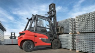  At Layher, the X-series electric forklift trucks from Linde easily shoulder the same loads as their internal combustion colleagues.