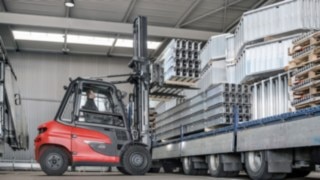Even heavy, awkward loads like steel truss girders measuring up to 10 meters long are no problem for the Linde X50. Even heavy, awkward loads like steel truss girders measuring up to 10 meters long are no problem for the Linde X50.
