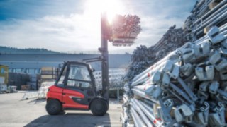 The X-series forklift trucks from Linde shoulder the same loads as their internal combustion colleagues. The X-series forklift trucks from Linde shoulder the same loads as their internal combustion colleagues.