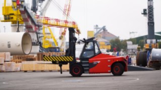 The E160 electric forklift truck from Linde Material Handling in operation