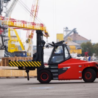 The E160 electric forklift truck from Linde Material Handling in operation