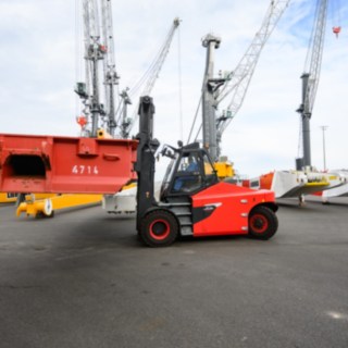 The E160 electric forklift truck from Linde Material Handling lifts heavy loads with ease