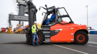 Linde Material Handling E160 electric forklift truck undergoes field test at Liebherr.