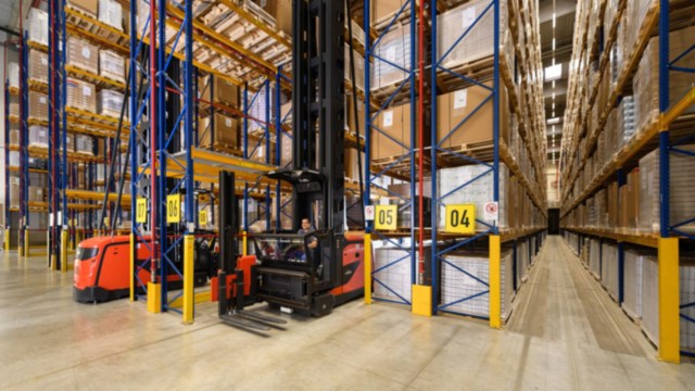 AGVs automated guided vehicles | Linde Material Handling
