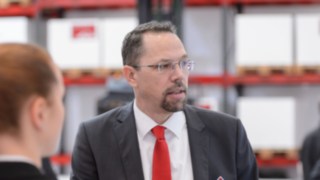 Frank Heptner talking to two c ustomers at the LogiMAT 2018