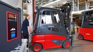 Linde electric forklift trucks at the NORA Centre Wolfsburg