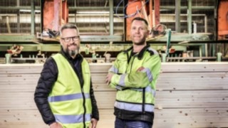 Employees of Norrlands trä about iC-truck 1401 of Linde Material Handling