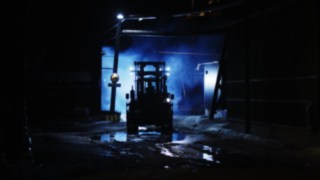 IC-truck 1401 from Linde Material Handling in night operation at Norrlands trä