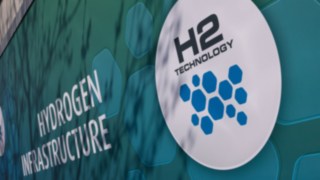 Climate-Friendly H2 Technology from Linde Material Handling Linde Material Handling has replaced a total of 21 combustion engine counterbalanced forklift trucks in the fleet at the main plant in Aschaffenburg with climate-friendly fuel cell trucks.