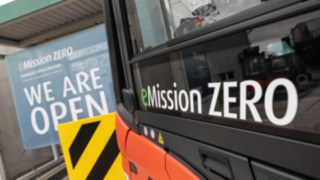 Linde produces green hydrogen for the internal material flow at its Aschaffenburg plant. Linde forklift with the inscription eMission ZERO