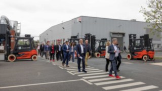 Stefan Prokosch gives guests a tour of the Aschaffenburg plant. Stefan Prokosch gives guests a tour of the Aschaffenburg plant