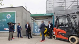 On Thursday, May 11, there was a ceremony to celebrate launching the new system and putting the trucks into operation at the Aschaffenburg site. Grand opening of the H2 station at the Aschaffenburg site